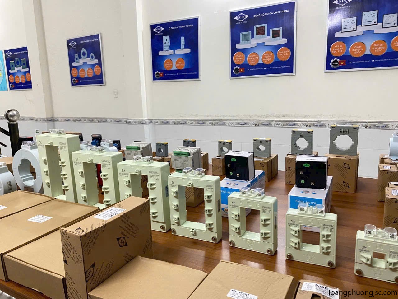Biến dòng KDE là một thương hiệu thiết bị biến dòng điện (Current Transformer - CT) phổ biến, chuyên dùng trong các hệ thống điện hạ thế. Thiết bị này có chức năng hạ các dòng điện lớn (hàng chục đến hàng nghìn Ampere) xuống các mức dòng điện nhỏ tiêu chuẩn (thường là 5A hoặc 1A) để phục vụ cho việc đo lường, giám sát và bảo vệ.