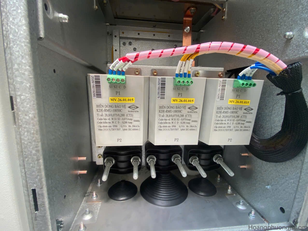 Biến dòng bảo vệ (CT) trong tủ trung thế RMU (Ring Main Unit) là thiết bị đo lường chuyên dụng, có nhiệm vụ hạ dòng điện cao ở mạch lực xuống mức an toàn (thường là (1A), (5A) hoặc dòng siêu nhỏ đối với rơ-le tự cấp nguồn). Nó cung cấp tín hiệu cho các rơ-le bảo vệ (quá dòng, chạm đất) để kích hoạt cắt điện khẩn cấp, bảo vệ máy biến áp và lưới điện.