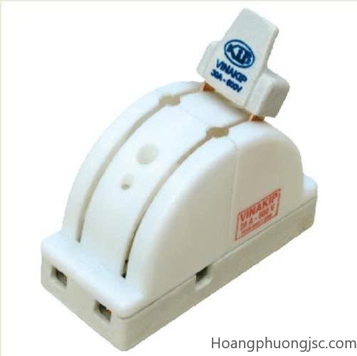 Cầu dao đảo chiều (hoặc Aptomat đảo chiều) là thiết bị điện dùng để chuyển đổi nguồn điện đầu vào (ví dụ: chuyển từ điện lưới sang máy phát điện hoặc ắc quy) một cách an toàn. Thiết bị này cũng được dùng để đảo chiều quay của động cơ điện.