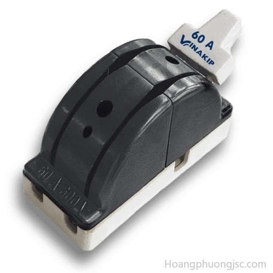 Cầu dao đảo chiều (hoặc Aptomat đảo chiều) là thiết bị điện dùng để chuyển đổi nguồn điện đầu vào (ví dụ: chuyển từ điện lưới sang máy phát điện hoặc ắc quy) một cách an toàn. Thiết bị này cũng được dùng để đảo chiều quay của động cơ điện.