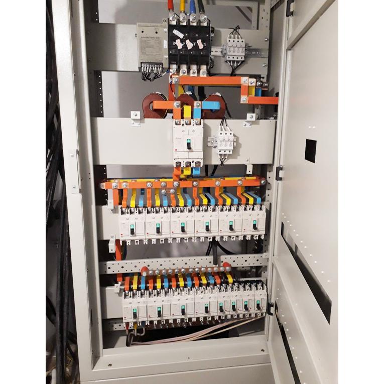 Bộ chuyển nguồn tự động ATS (Automatic Transfer Switch) là thiết bị điện có chức năng tự động chuyển đổi tải sử dụng sang nguồn điện dự phòng (như máy phát điện, ắc quy, hoặc công tơ điện thứ hai) khi nguồn điện chính bị mất, sụt áp hoặc xảy ra sự cố