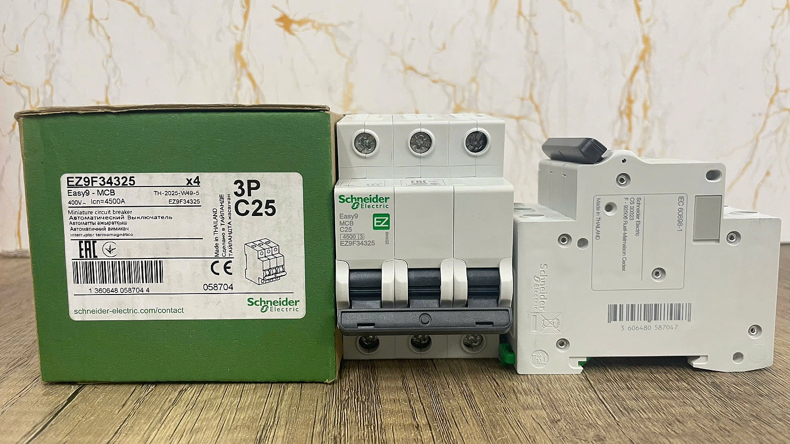Hình ảnh thực tế Easy9 MCB EZ9F34325 Schneider