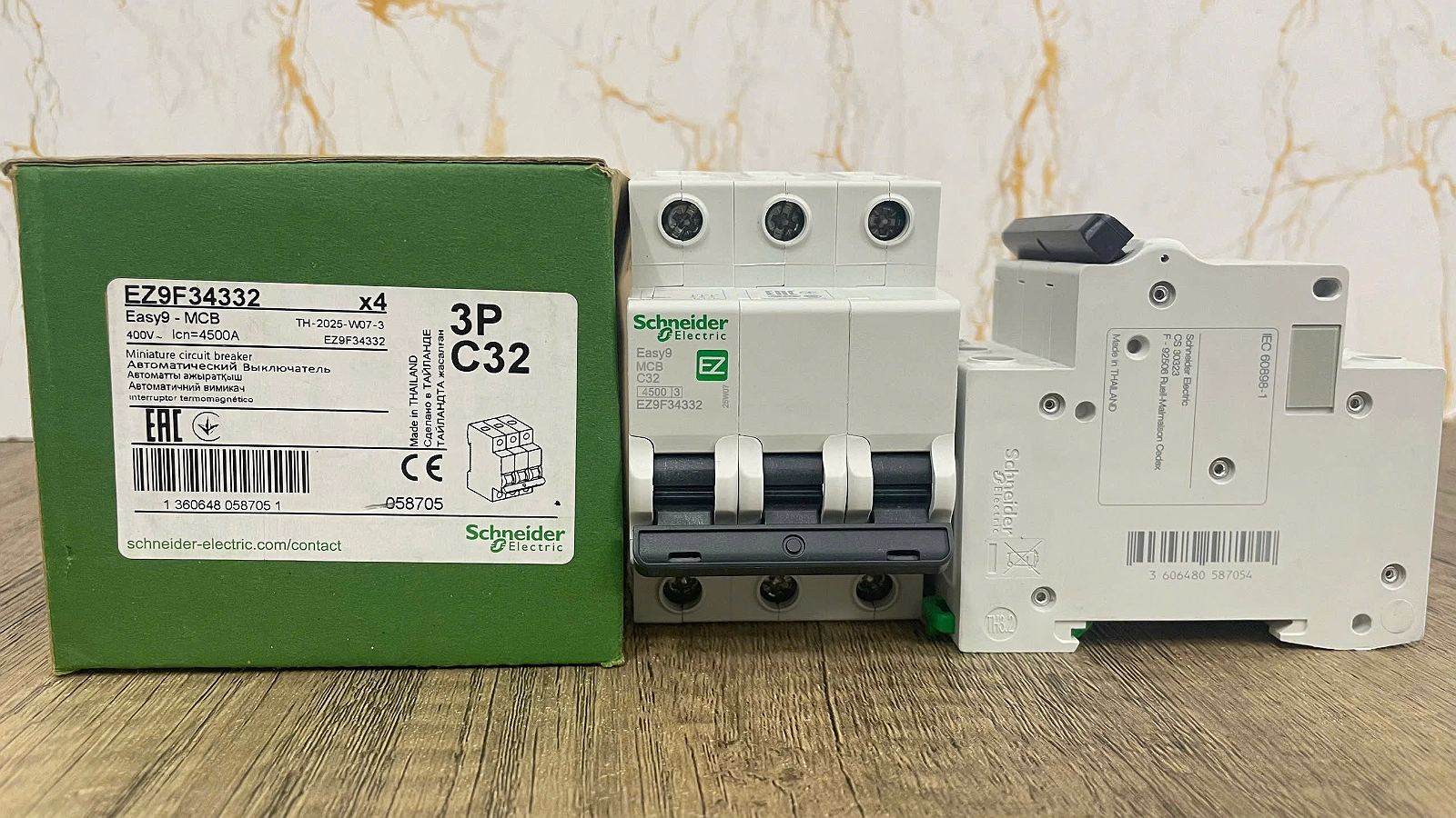 Hình ảnh thực tế Easy9 MCB EZ9F34332 Schneider