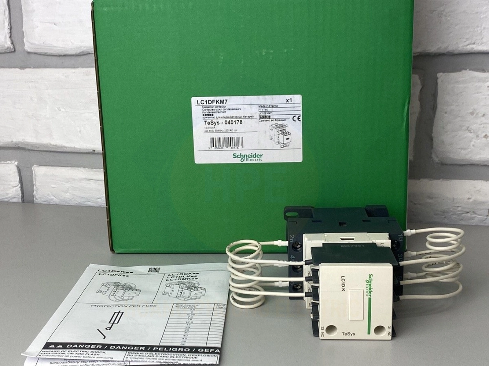 Ảnh thực tế sản phẩm contactor tụ bù LC1DFKM7 Schneider