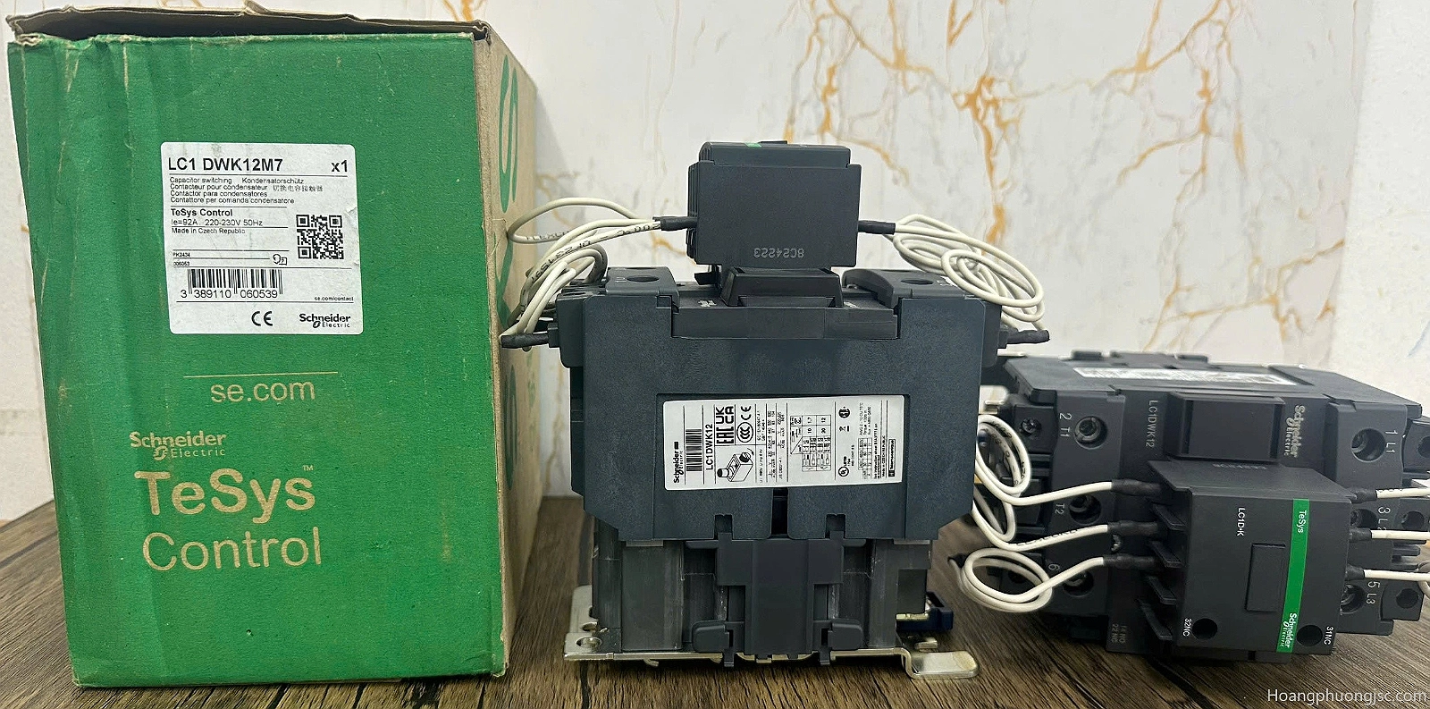Khởi động từ LC1DWK12 Schneider thuộc dòng contactor chuyên dụng dùng để đóng cắt tụ bù công suất phản kháng. Sản phẩm phù hợp cho tủ tụ bù tự động trong nhà máy, tòa nhà, trung tâm thương mại và nhiều hệ thống điện công nghiệp.