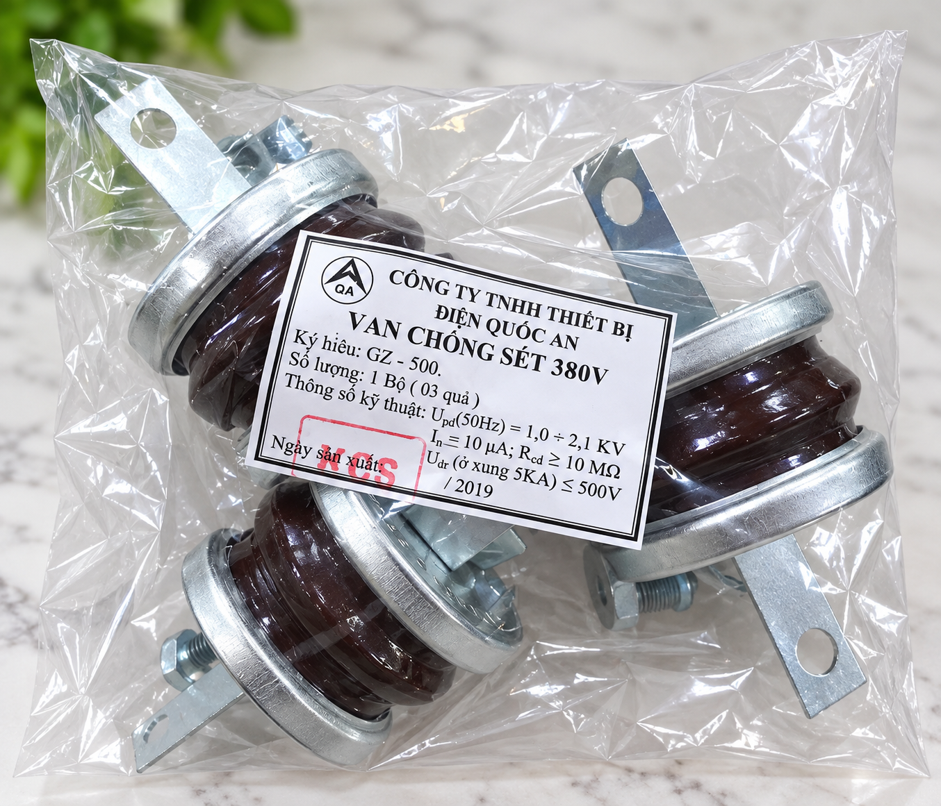 Chống sét van GZ-500 là thiết bị chuyên dụng dùng để chống sét lan truyền đường dây điện hạ thế 1 pha hoặc 3 pha (220V/380V)