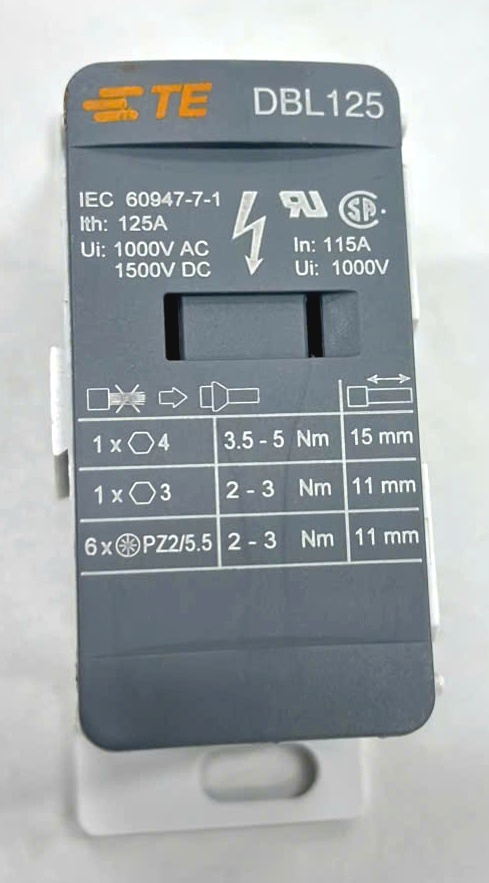 Cầu đấu chia nguồn TE DBL125 (mã sản phẩm: 1SNL312510R0000) thuộc dòng thiết bị phân phối điện năng (Power Distribution Block) của thương hiệu TE Connectivity (Entrelec), đóng vai trò như một thanh cái thu nhỏ giúp tiết kiệm không gian lắp đặt trong tủ điện