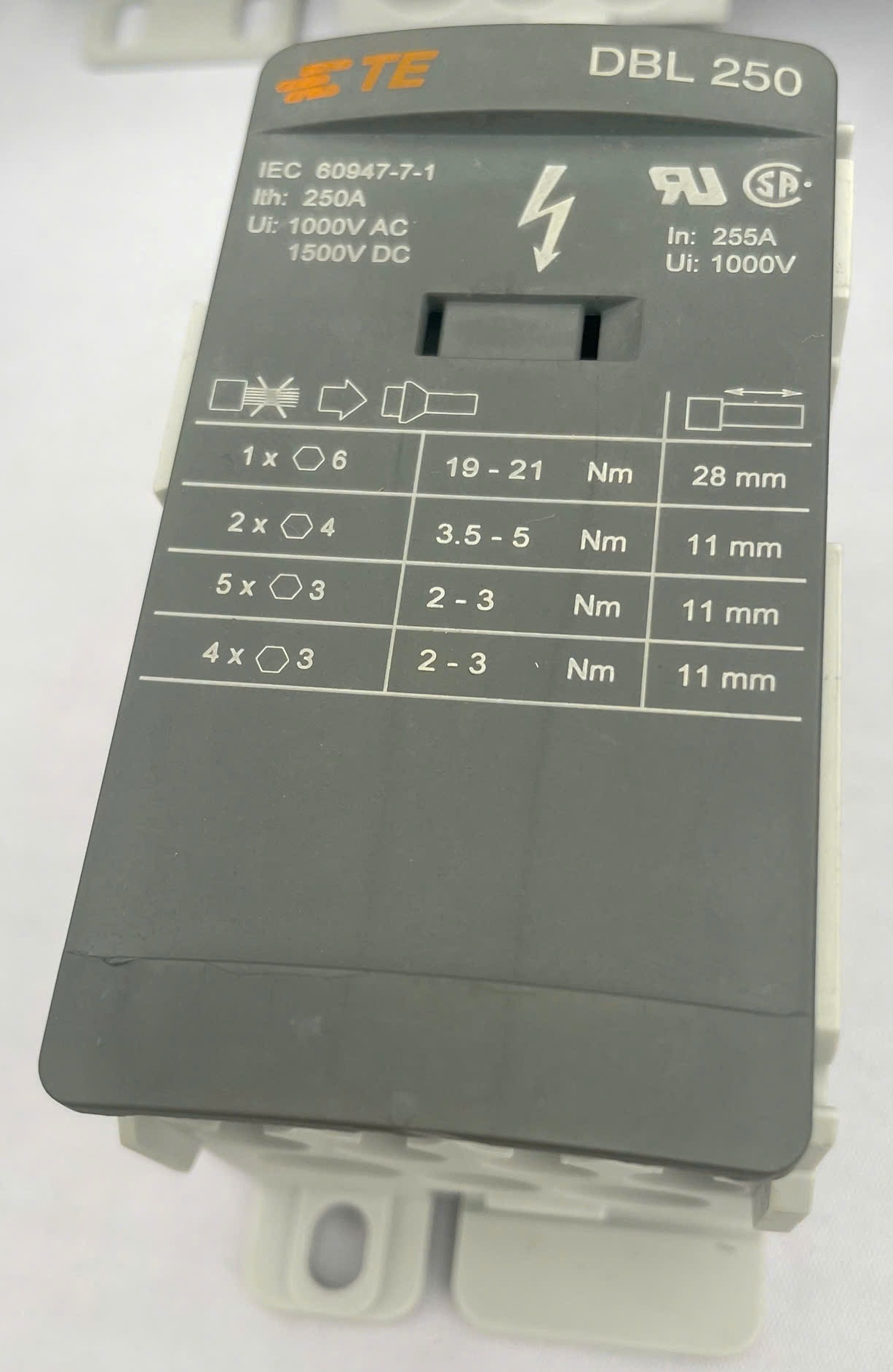 TE DBL250 (thuộc dòng Entrelec của TE Connectivity) là khối phân phối điện năng nhỏ gọn, đóng vai trò thay thế thanh cái (busbar) truyền thống trong tủ điện.