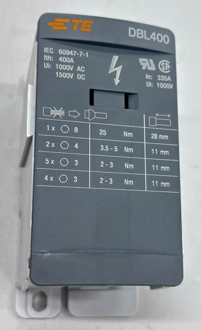 Cầu đấu chia nguồn TE DBL400 (mã sản phẩm: 1SNL340010R0000) thuộc dòng thiết bị phân phối nguồn ENTRELEC DBL của TE Connectivity, hoạt động như một thanh cái thu gọn giúp phân phối điện năng trong tủ điện.