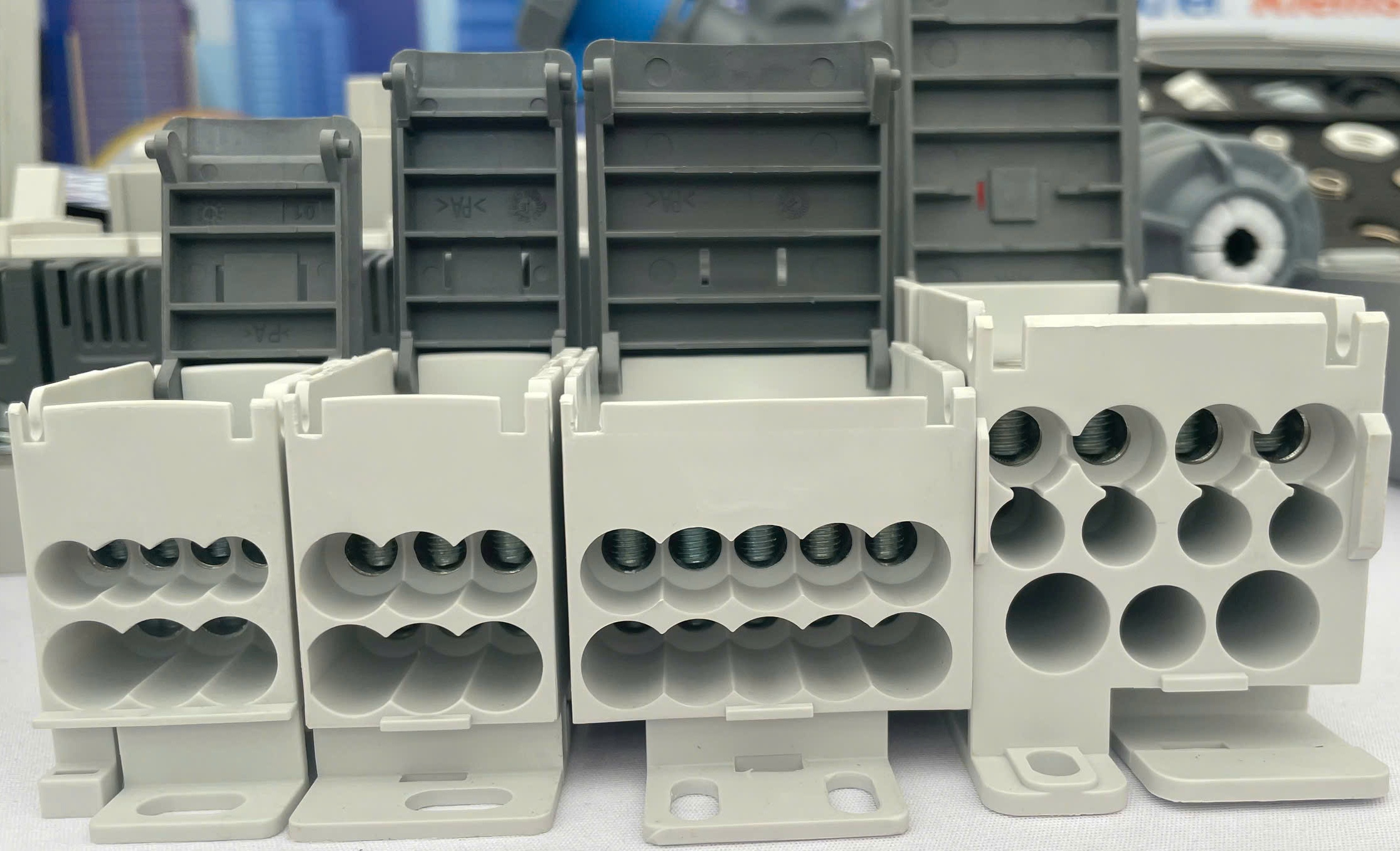 Cầu đấu (terminal block) của hãng TE Connectivity (bao gồm các dòng nổi tiếng như Entrelec, Buchanan) là thiết bị kết nối điện công nghiệp chất lượng cao, chuyên dùng cho tủ điện điều khiển và phân phối điện.