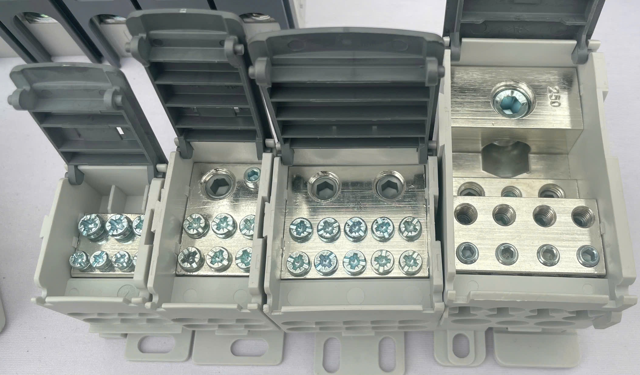 Cầu đấu (terminal block) của hãng TE Connectivity (bao gồm các dòng nổi tiếng như Entrelec, Buchanan) là thiết bị kết nối điện công nghiệp chất lượng cao, chuyên dùng cho tủ điện điều khiển và phân phối điện.