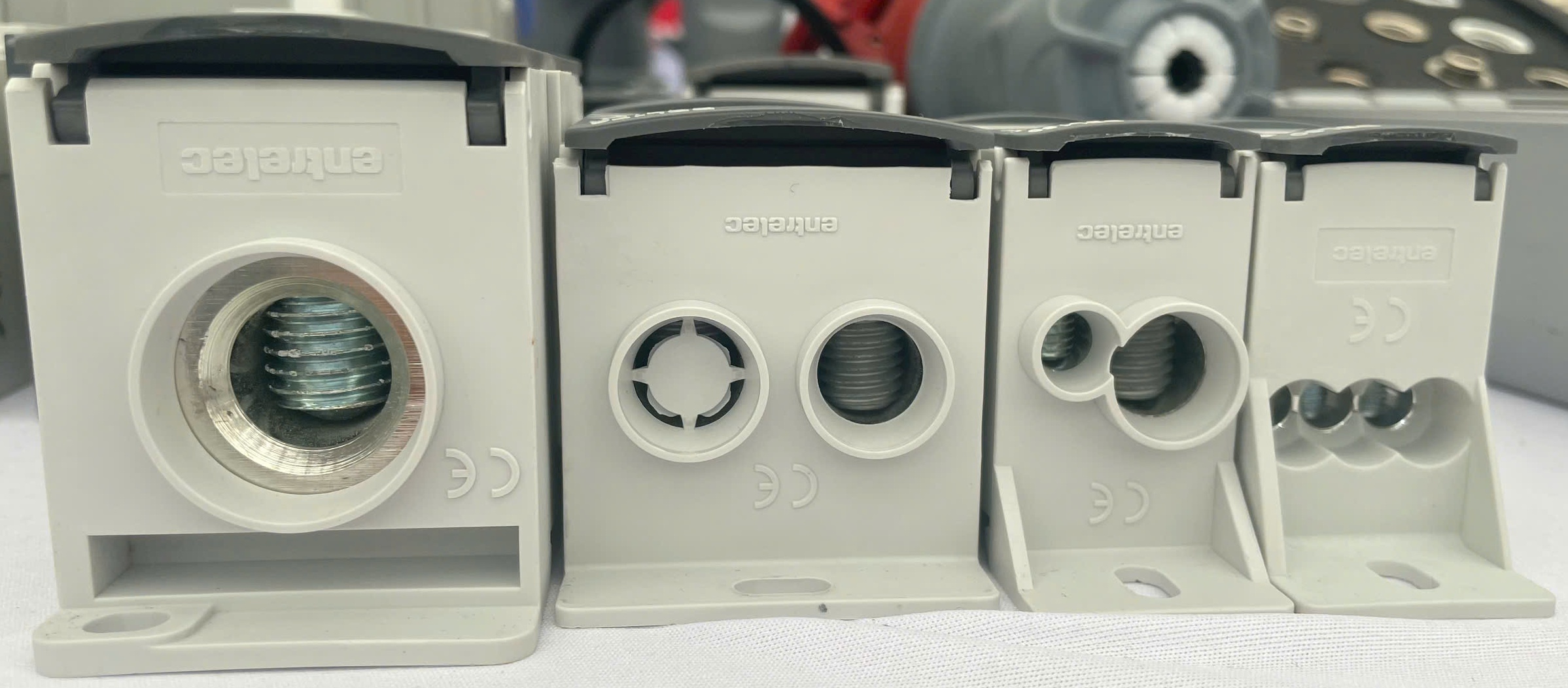 Cầu đấu (terminal block) của hãng TE Connectivity (bao gồm các dòng nổi tiếng như Entrelec, Buchanan) là thiết bị kết nối điện công nghiệp chất lượng cao, chuyên dùng cho tủ điện điều khiển và phân phối điện.